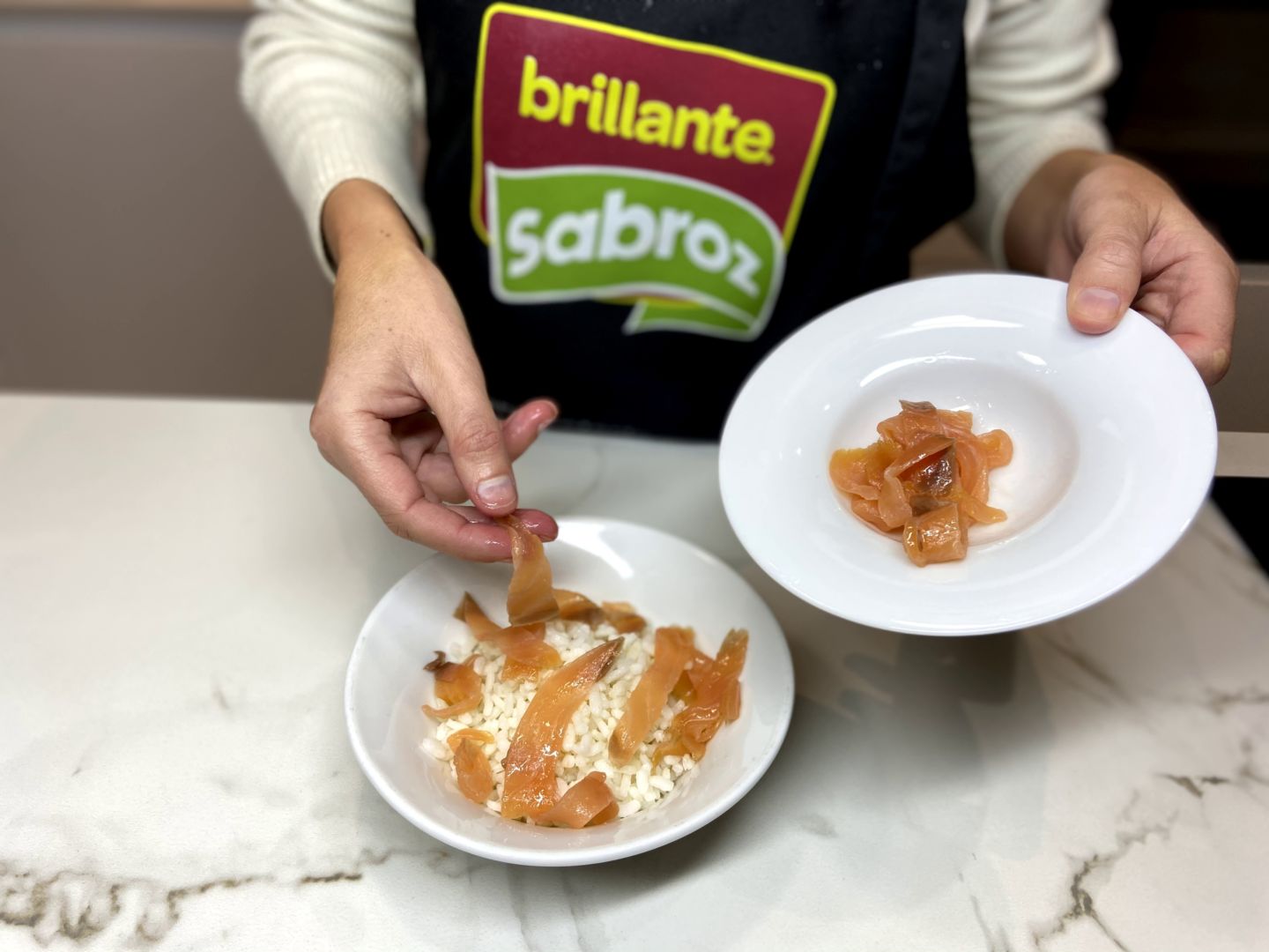 añadimos el salmón cortado a tiras