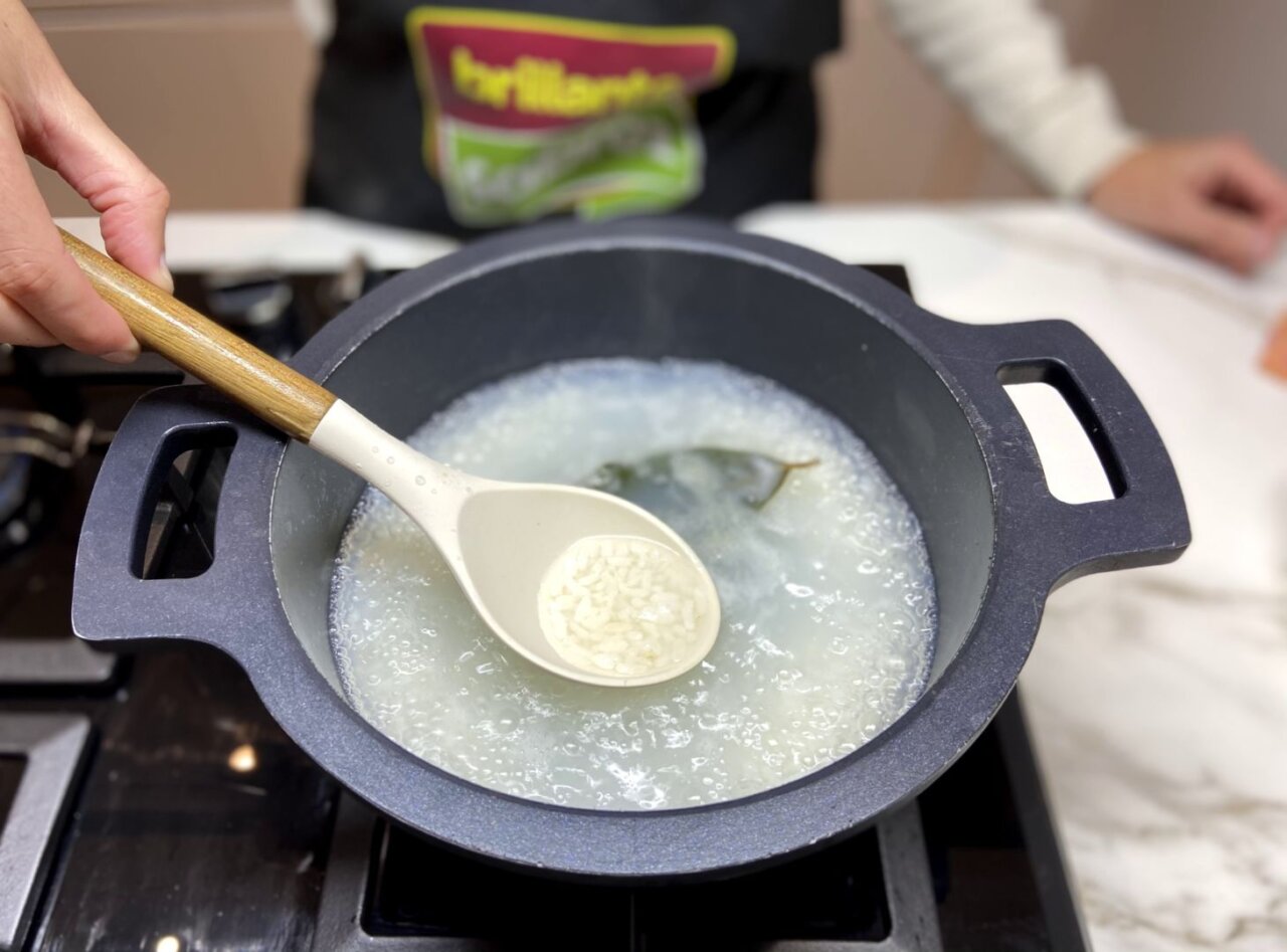 cocemos el arroz con una hoja de laurel