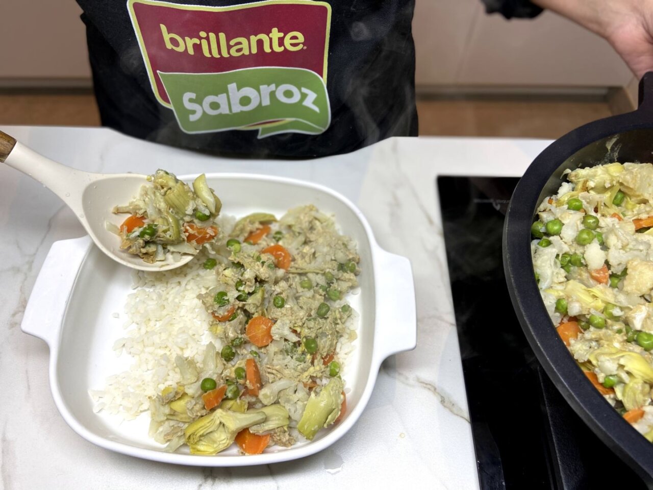 colocar capas de arroz y revuelto de verduras