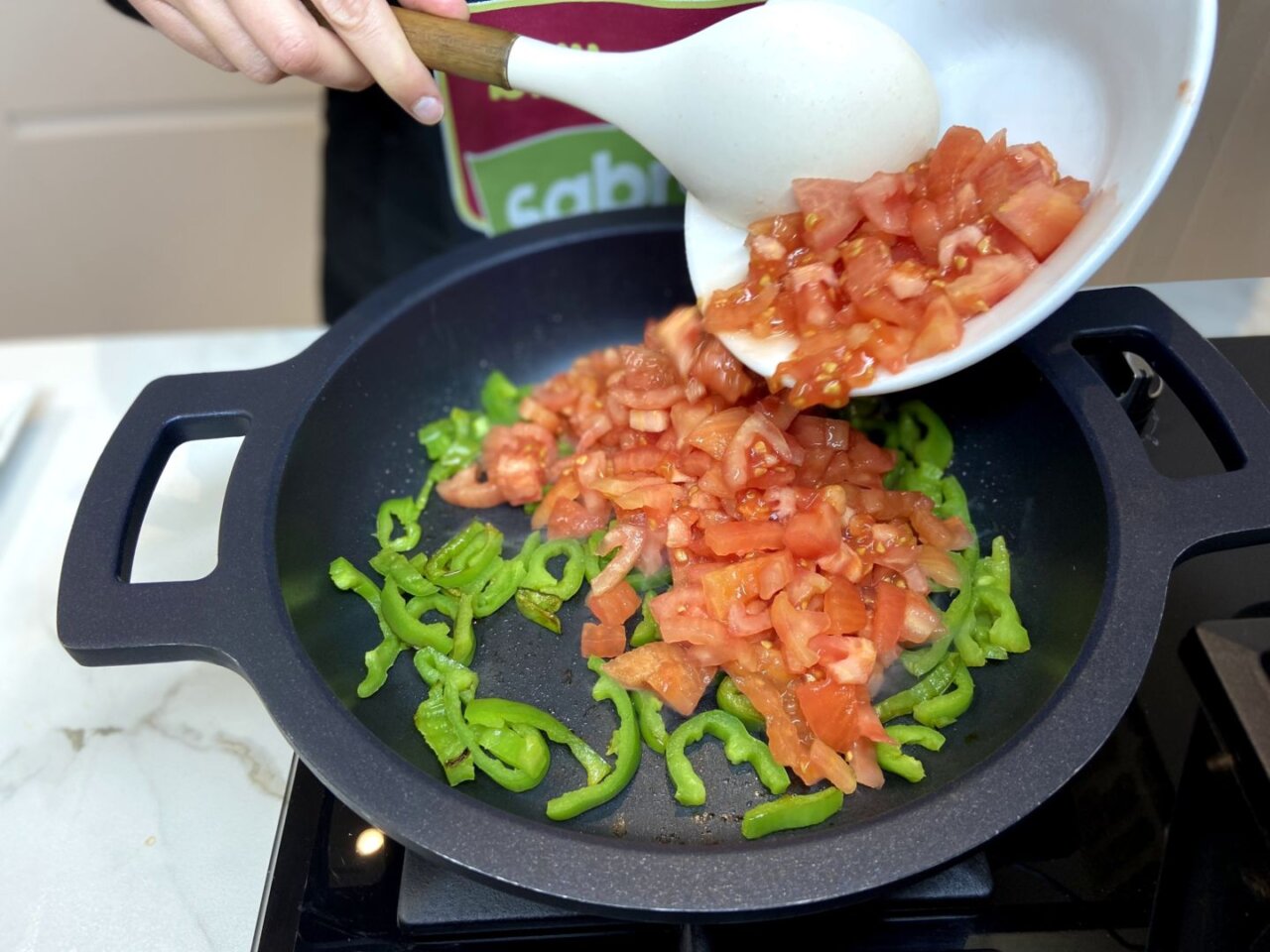 agregar los tomates troceados a los pimientos