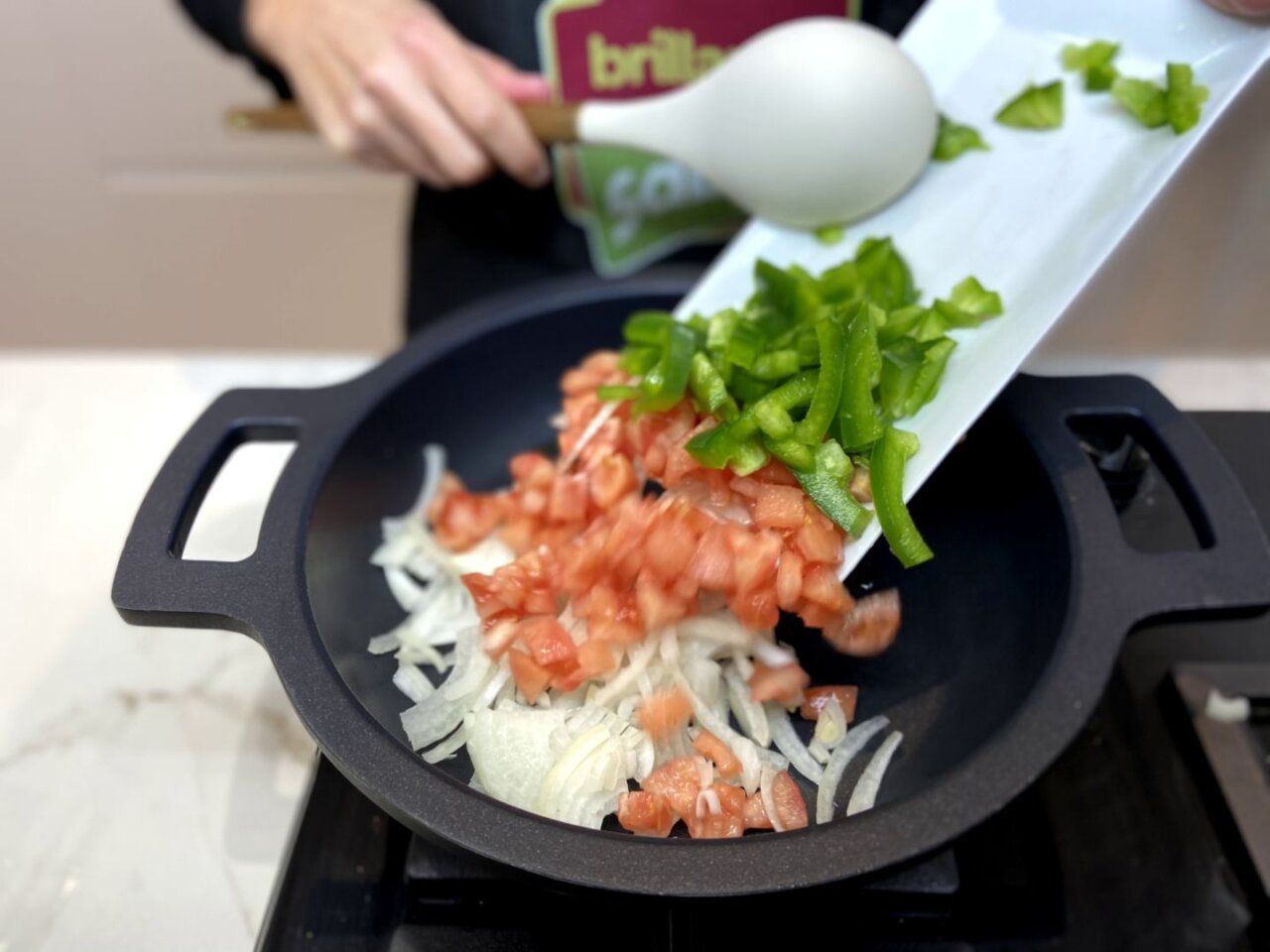 hacer un sofrito con cebollas, tomates y pimientos