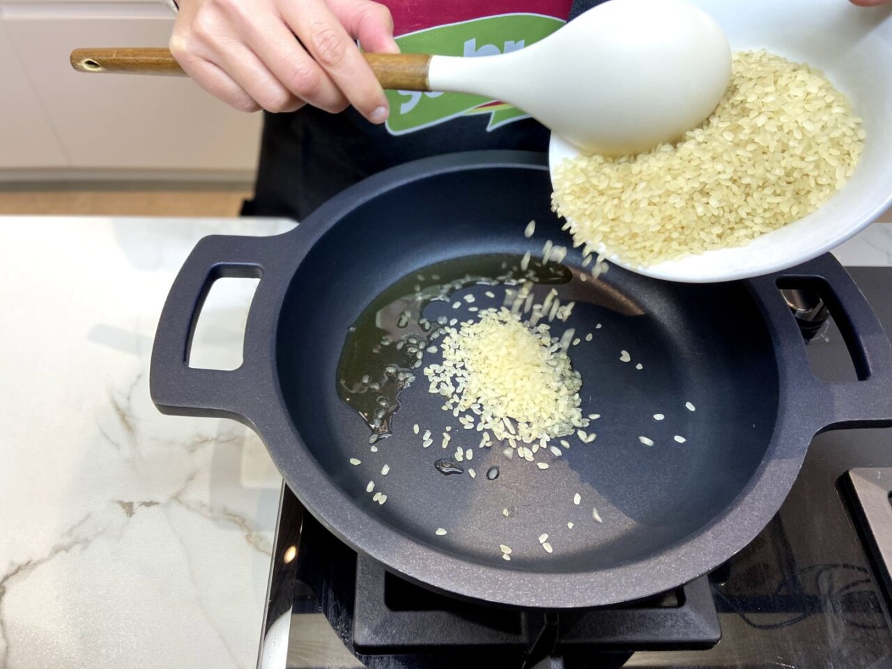 poner el arroz en la sartén y freírlo