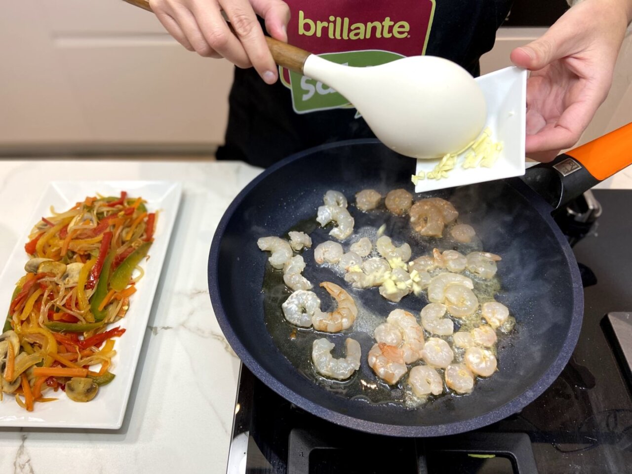 añadir el ajo a las gambas
