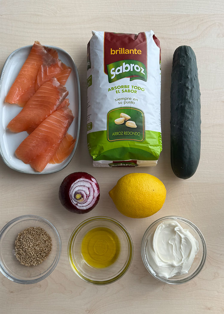 Ingredientes de arroz con salmón ahumado