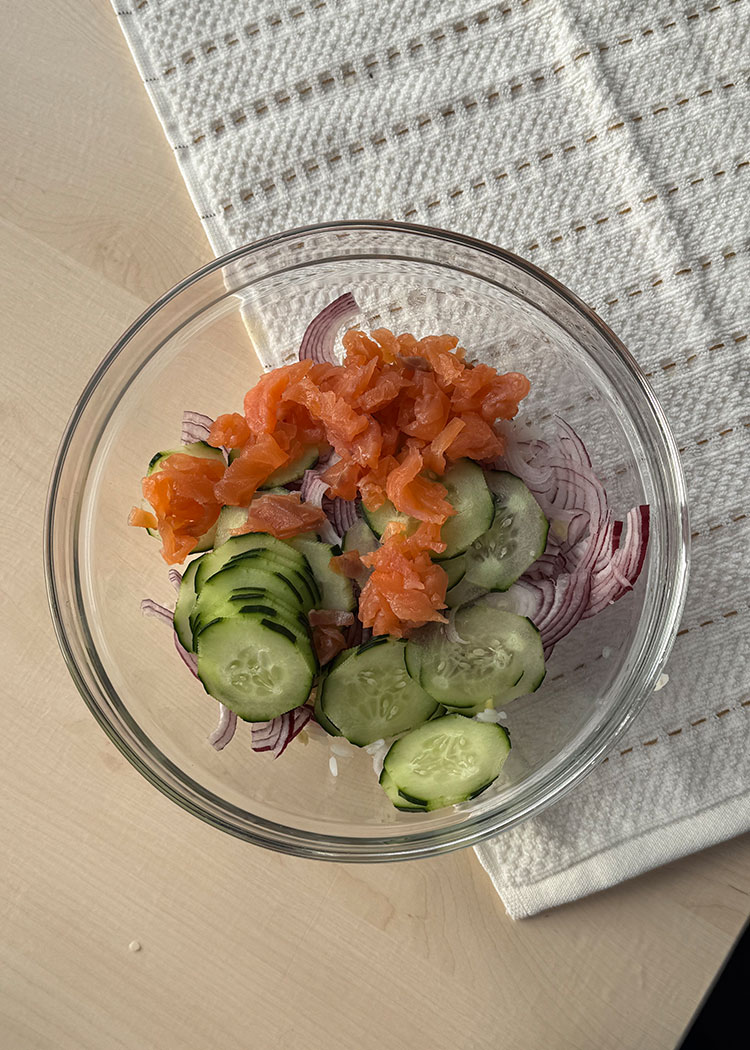 Montar el arroz con salmón ahumado