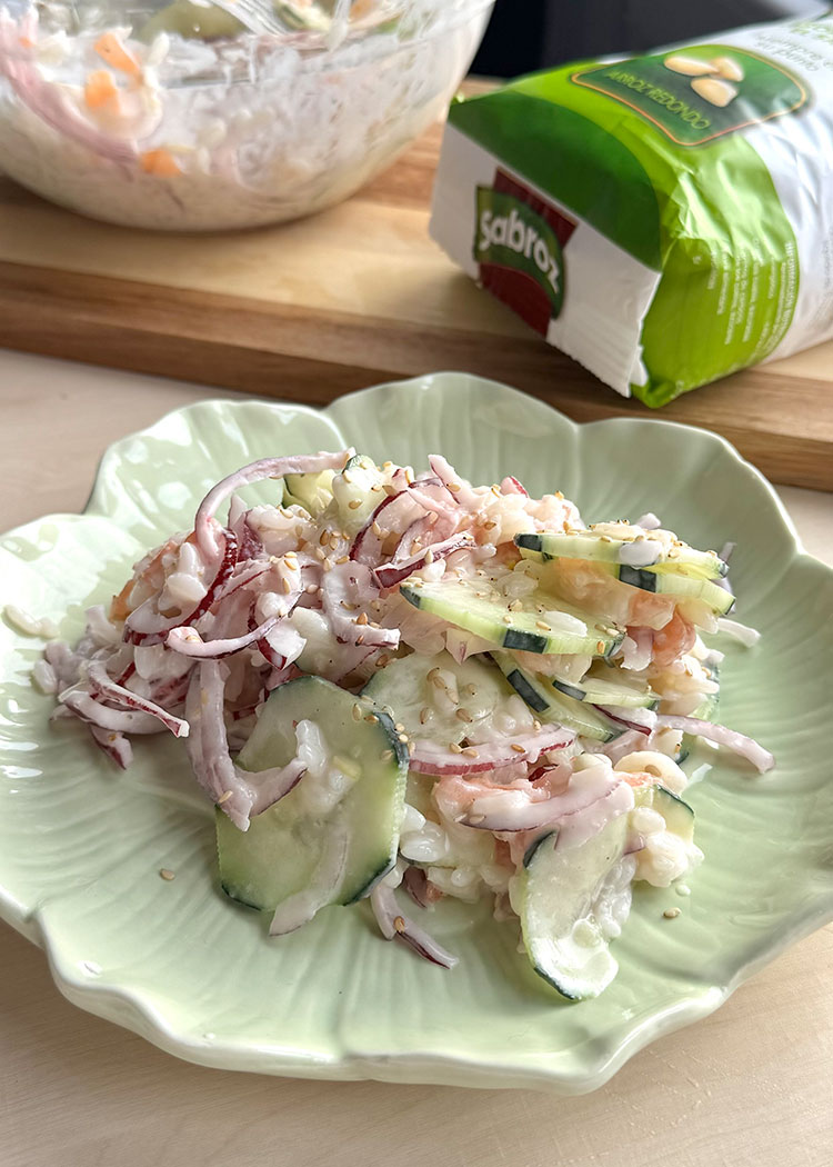 Presentación de arroz con salmón ahumado