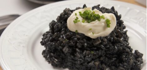 Arroz negro con chipirones