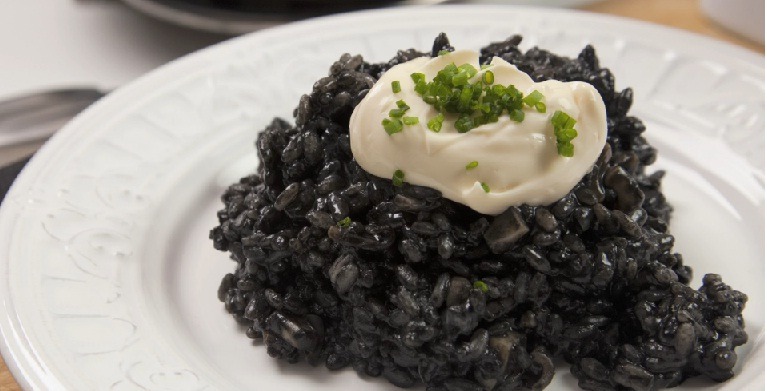 Arroz negro con chipirones