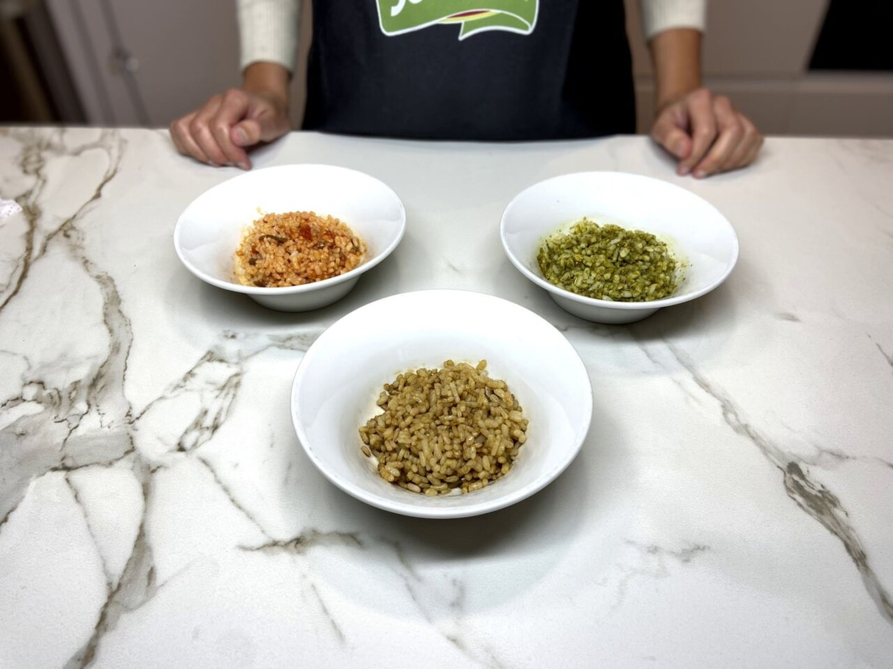 arroz dividido en tres recipientes con distintos sabores