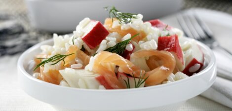 Arroz con salmón ahumado, cangrejo y eneldo