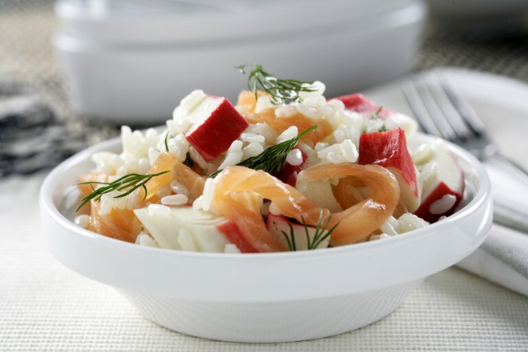 Foto de Arroz con salmón ahumado, cangrejo y eneldo