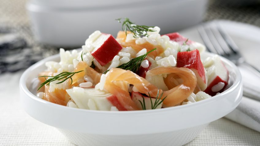 Foto de Arroz con salmón ahumado, cangrejo y eneldo