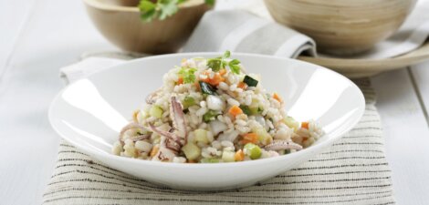 Arroz con verduras y calamares