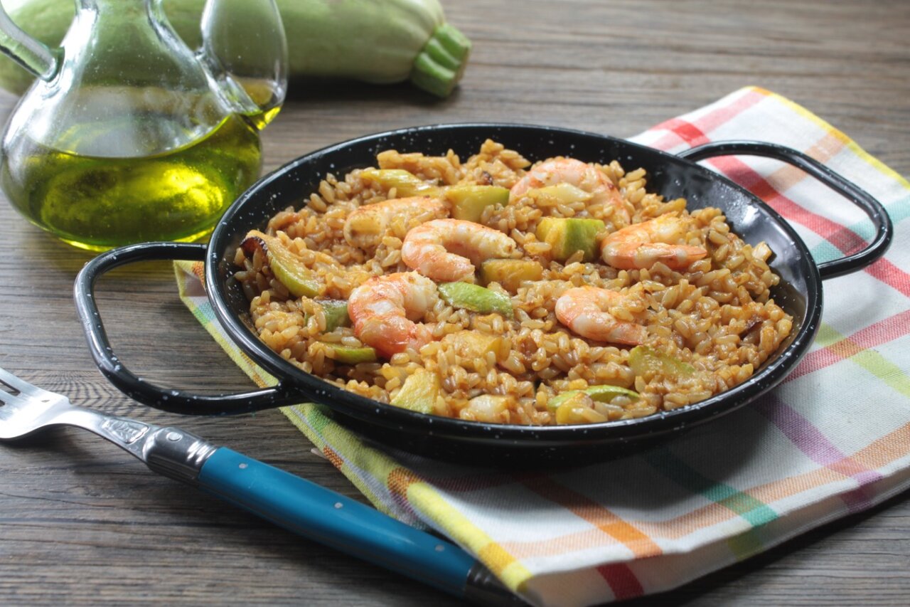 Paella integral casi vegetariana con gambones y verduras