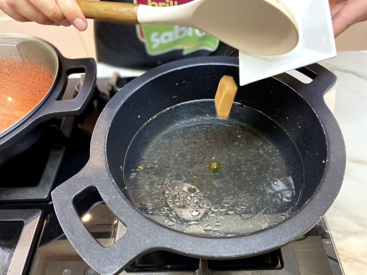 añadir una pastilla de caldo de pescado