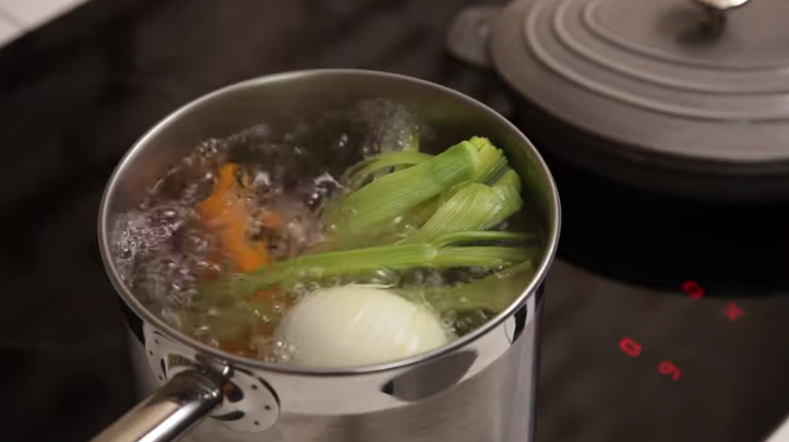 caldo en olla con vegetales