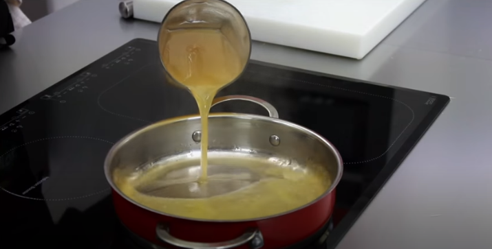 Ponemos caldo de carne y verduras en una cazuela