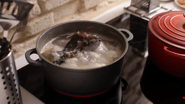 En una cazuela ponemos todos los ingredientes del caldo