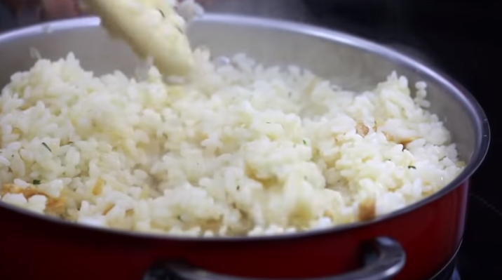 Incorporamos el arroz y añadimo la albahaca picada y las nueces troceadas y salpimentamos al gusto