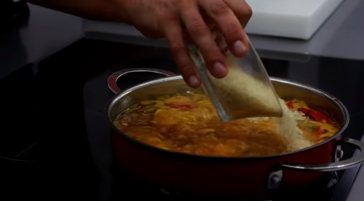 Echamos el arroz y mantenemos a fuego medio