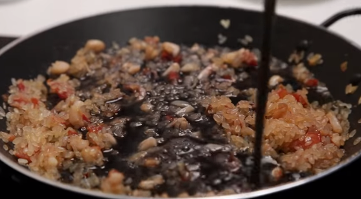 Echamos el arroz y el fumet de pescado 