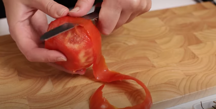 Pelamos los tomates y los rallamos