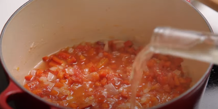 Cuando el tomate esté anaranjado añadimos el vino blanco