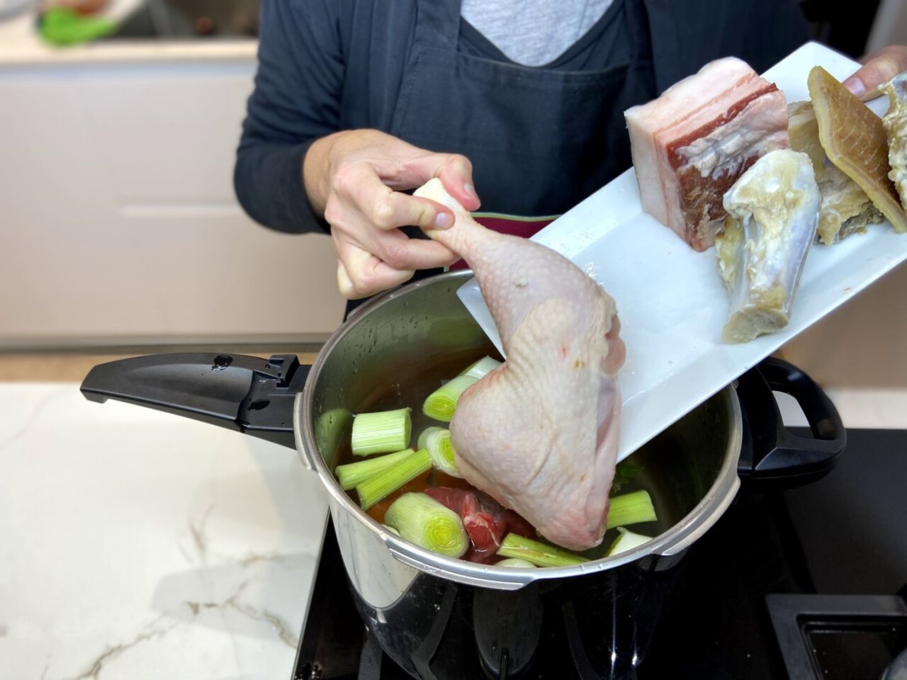 añadimos la carne a la olla exprés