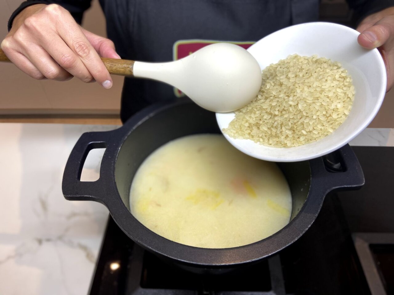 añadir el arroz al caldo de puchero