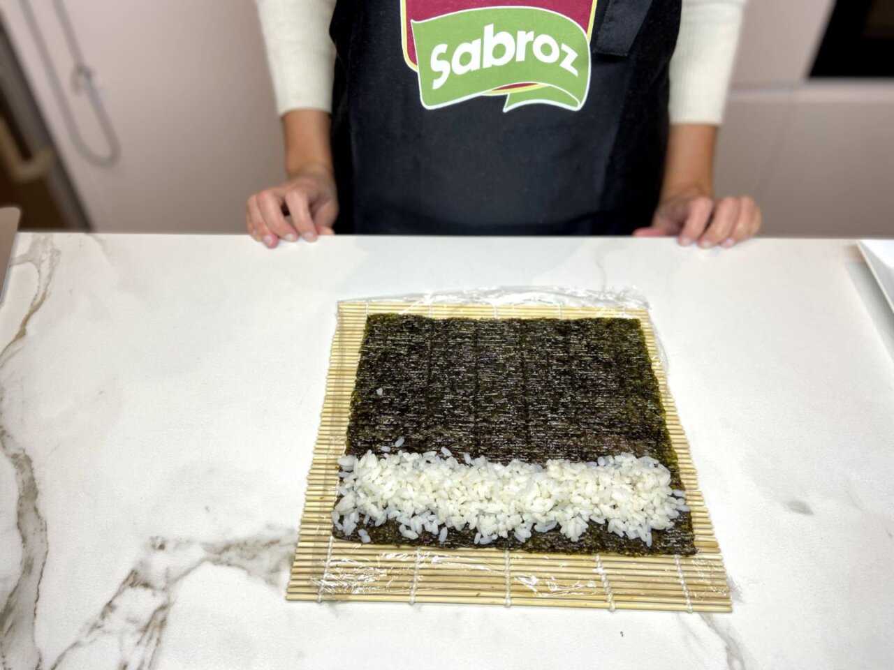 extender el arroz sobre el alga nori