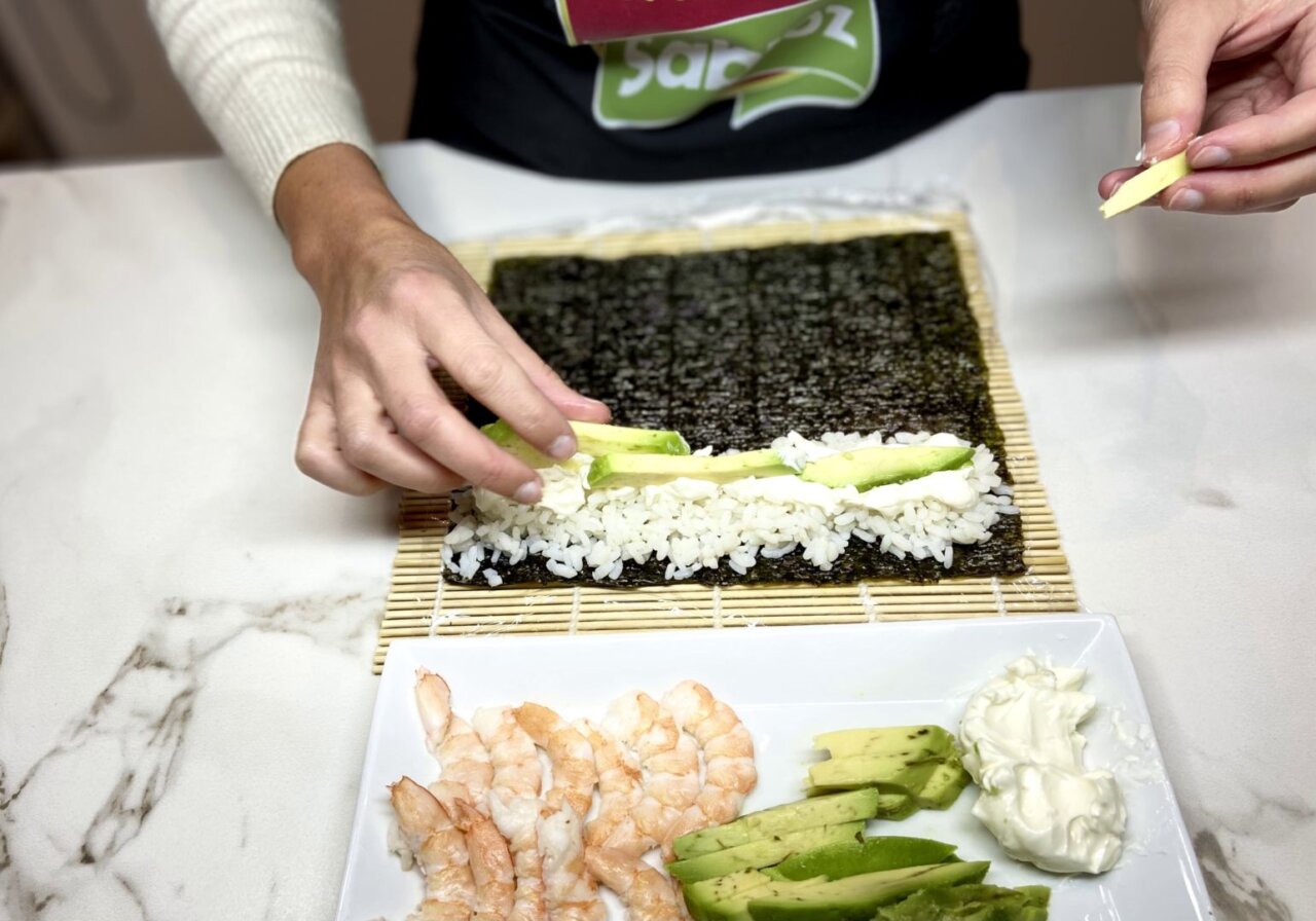 colocamos el aguacate sobre el arroz