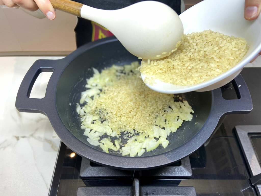 añadimos el arroz a la sartén