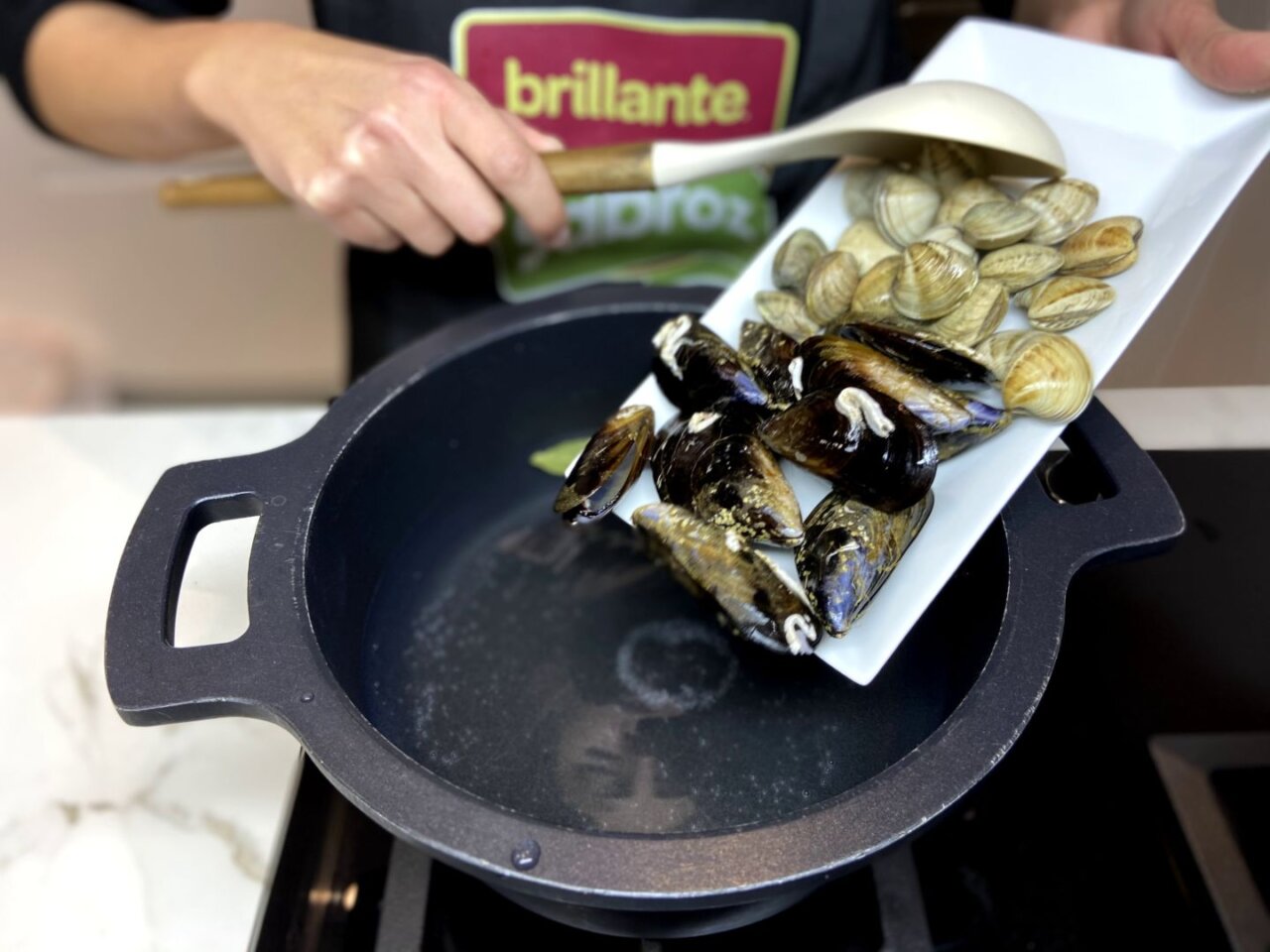 añadir los mejillones y las chirlas a la cazuela con agua