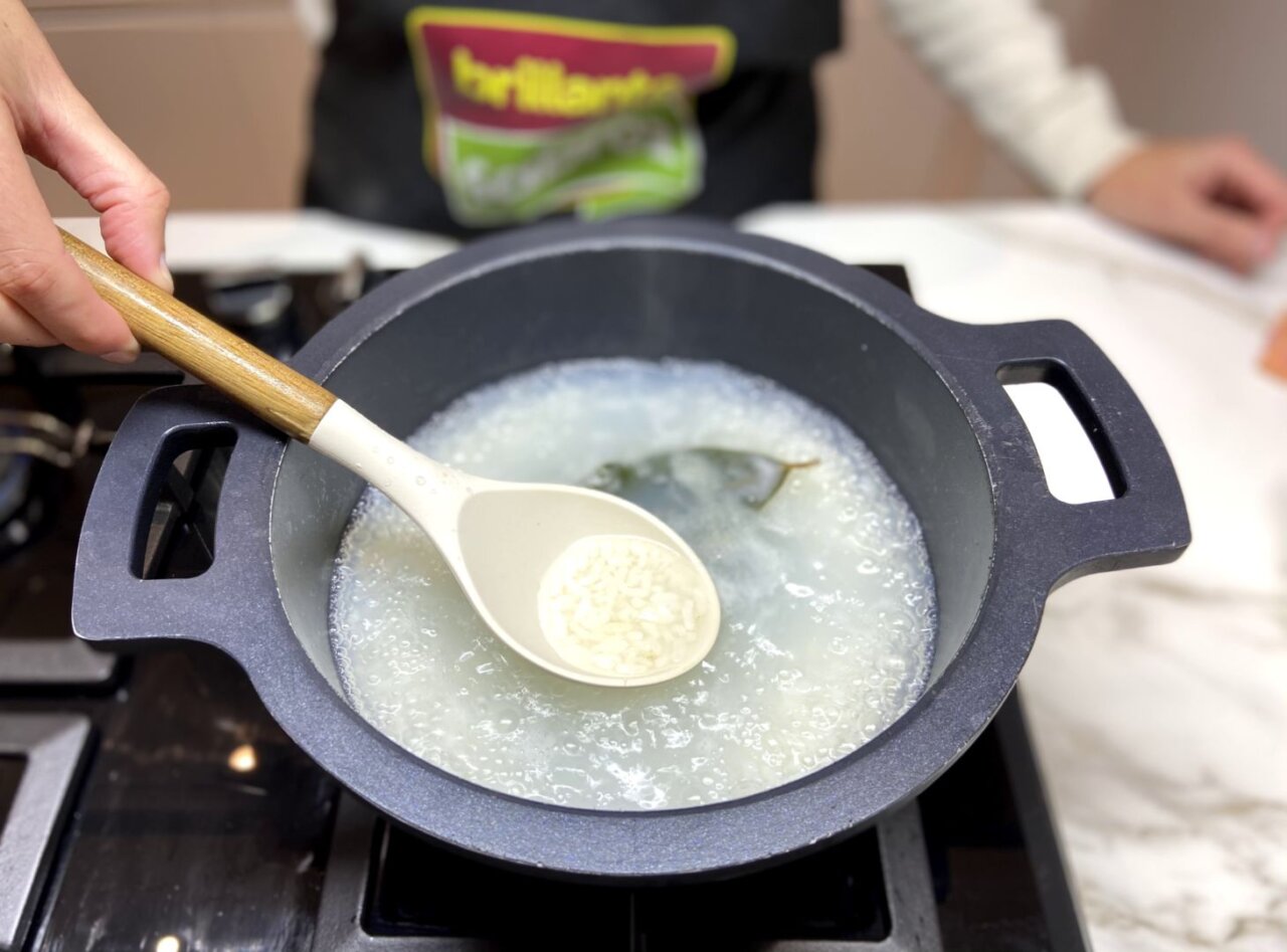 ponemos a hervir el arroz con una hoja de laurel