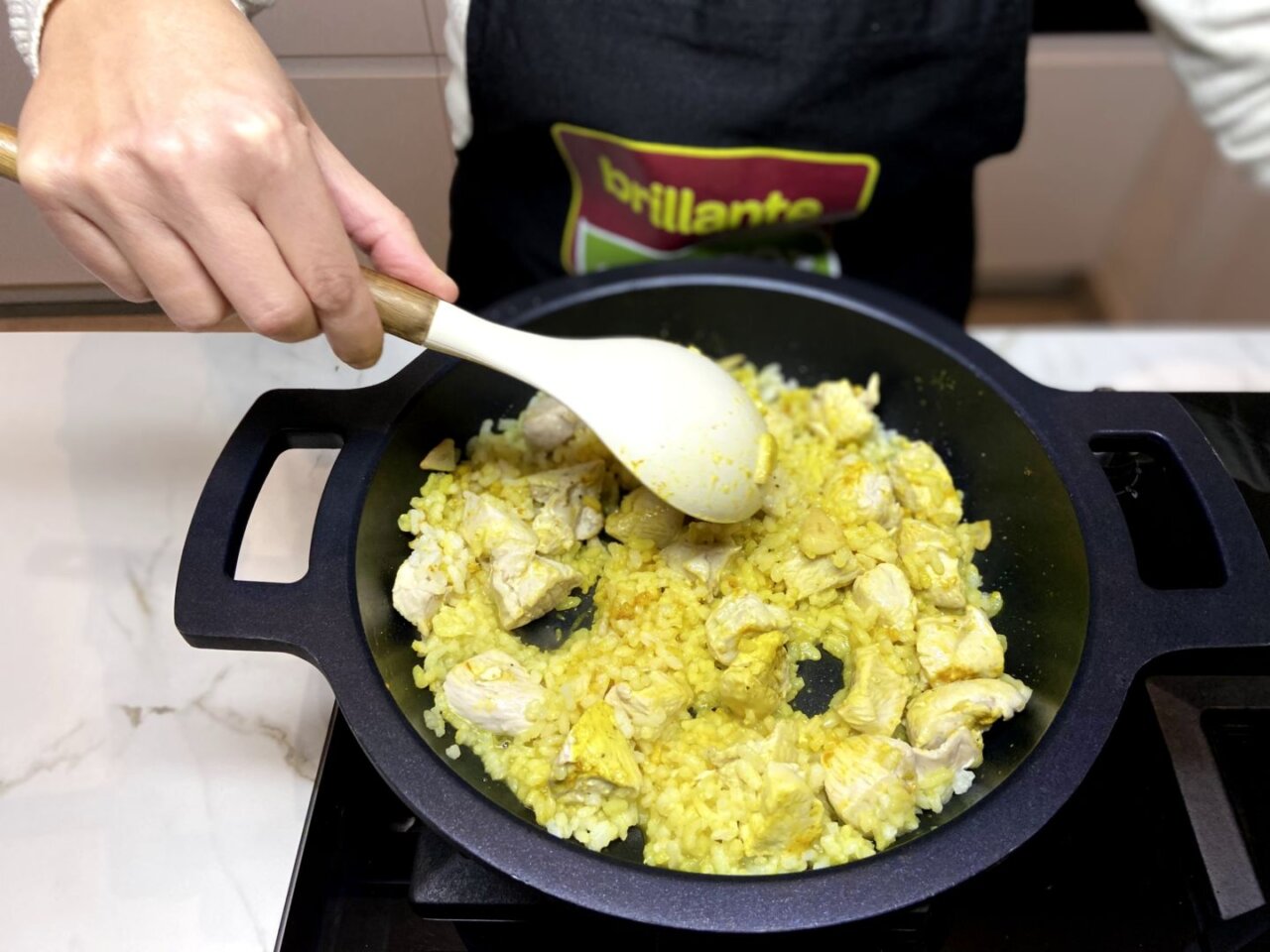 mezclamos el arroz con el curry