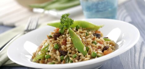 Arroz con judías verdes, pasas y soja