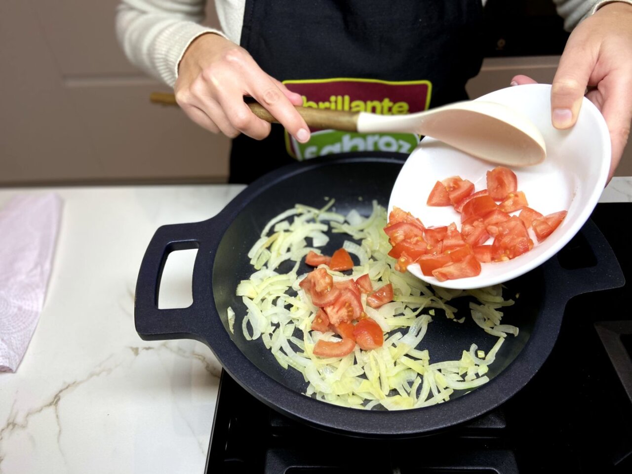 pochamos la cebolla y el tomate