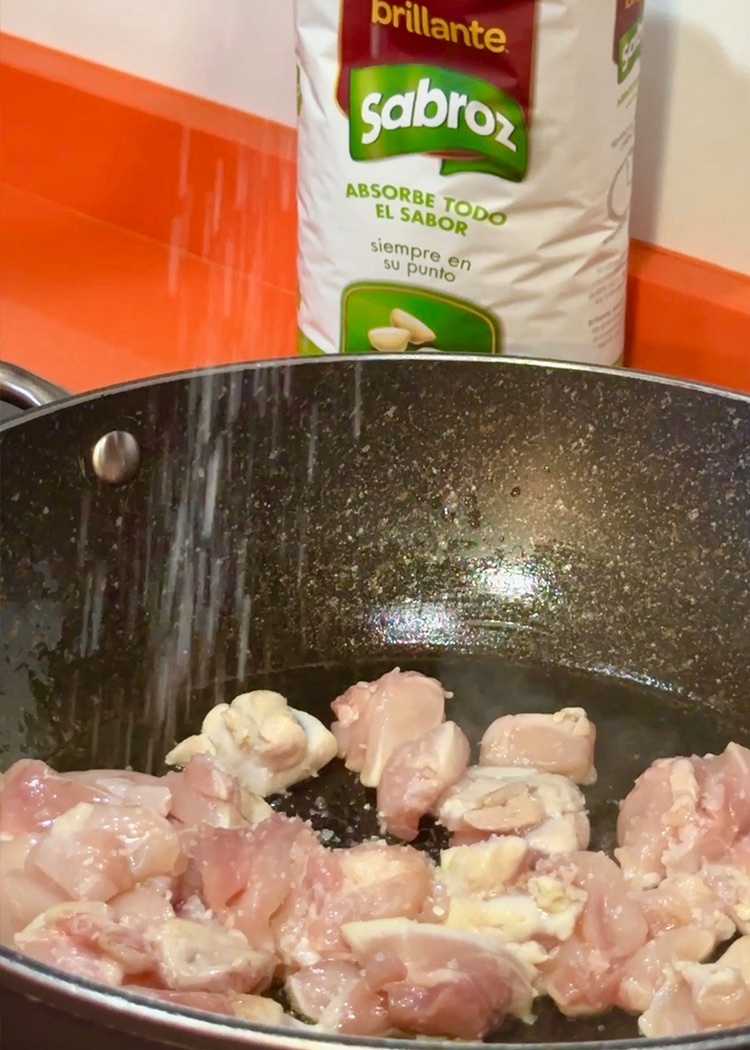 Dorar pollo para arroz amarillo con pollo