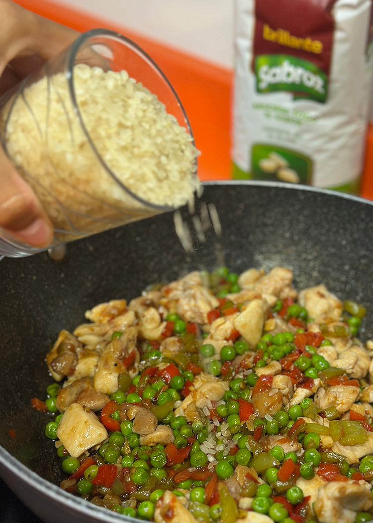 echar arroz para arroz amarillo con pollo