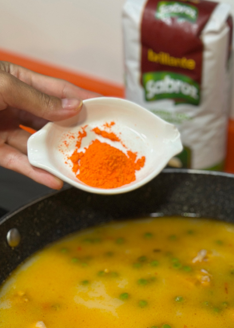 colorante para arroz amarillo con pollo