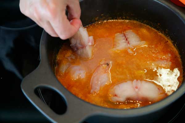 Introducimos en la olla los pescados limpios y cortados