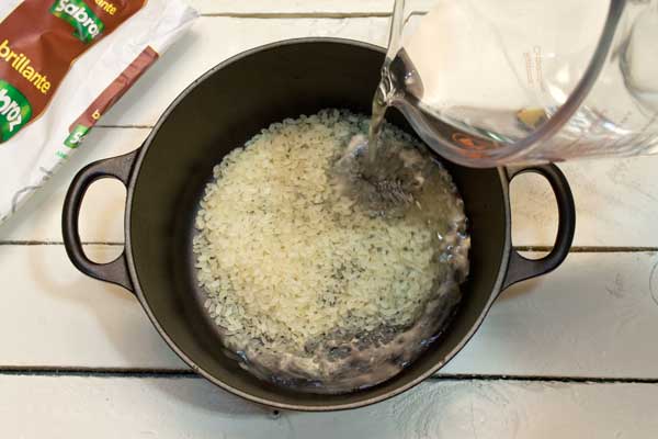 Agregamos el agua a la olla y dejamos cocinar el arroz unos 20 minutos