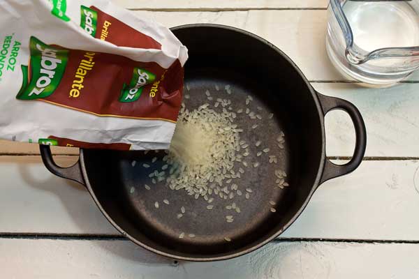 Ponemos el arroz en una cazuela sin agua ni aceite