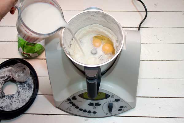 Agregamos los huevos, el contenido del sobre de preparado para cuajada y la leche
