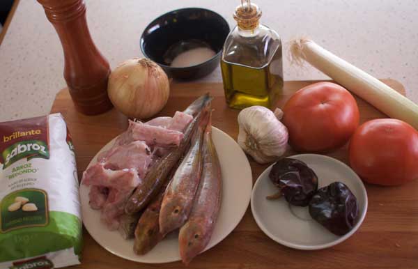 Preparamos todos los ingredientes para cocinar este arroz marinero de pescado