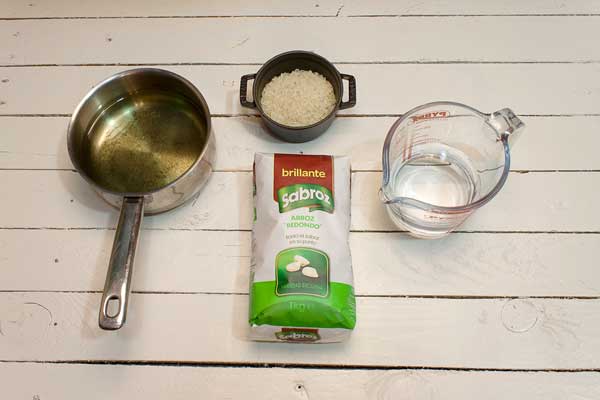Reunir todos los ingredientes necesarios para elaborar esta receta de arroz inflado