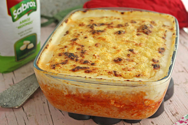 pastel-de-arroz-con-pollo-con-brillante-sabroz