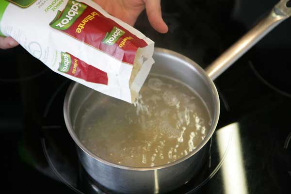 Ponemos una cazuela con abundante agua y cuando hierva, echamos el Arroz Brillante Sabroz