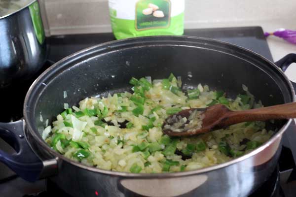 Sofrito de cebolla y pimiento verde