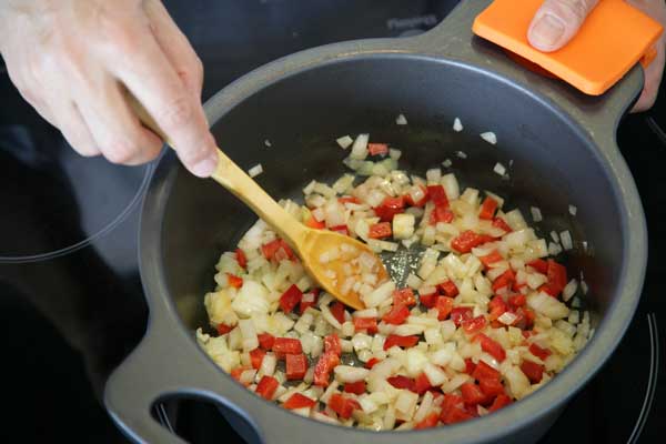 Sofreímos la cebolla y el pimiento rojo